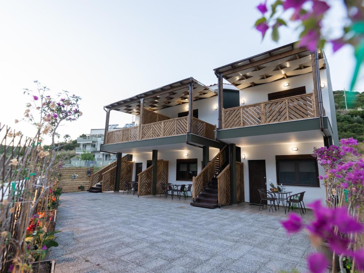 Mad'S Villas Néa Péramos Esterno foto