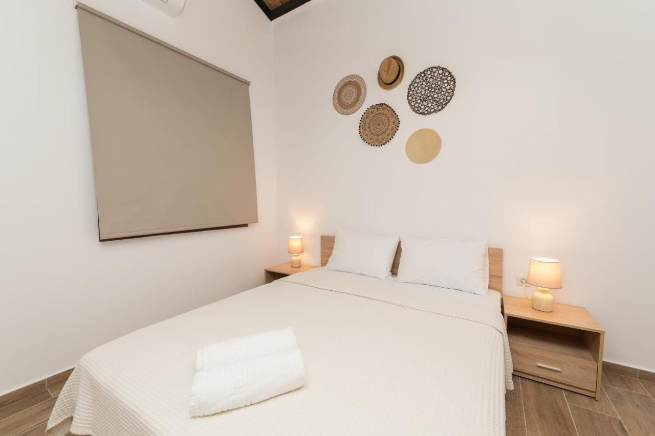 Mad'S Villas Néa Péramos Esterno foto